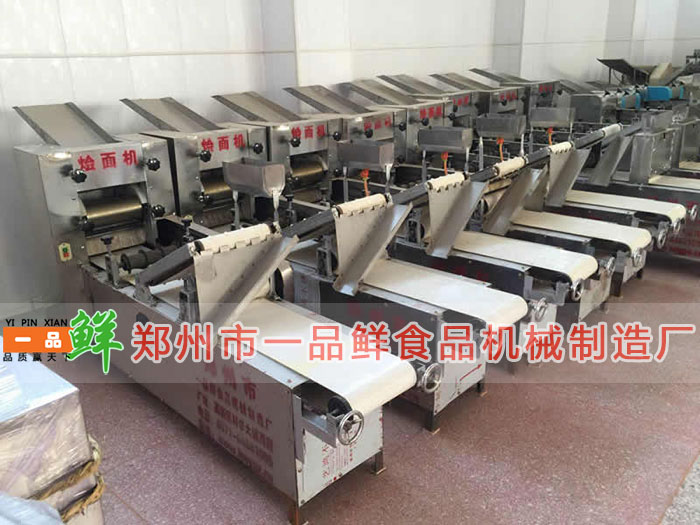 成品倉(cāng)庫(kù)中的燴面機(jī)HMj-2型 成品倉(cāng)庫(kù)中的燴面機(jī)HMj-2型