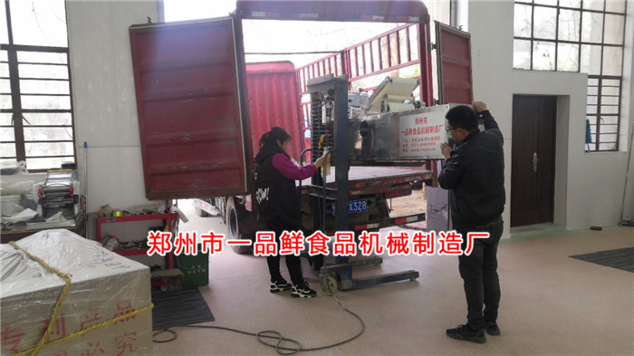 長治客戶訂購燴面機裝車發貨