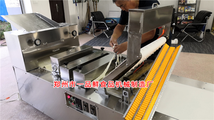 濰坊客戶的多功能燴面機調試中 濰坊客戶的多功能燴面機調試中